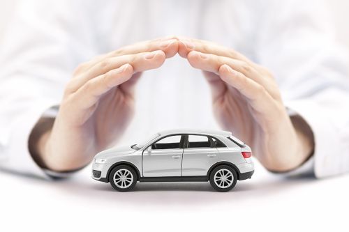 Hände über kleinem Auto