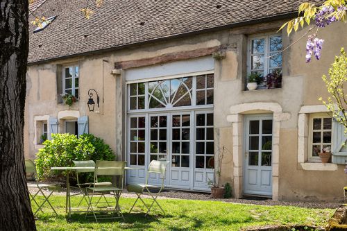 Haus und Garten mit Sitzgruppe