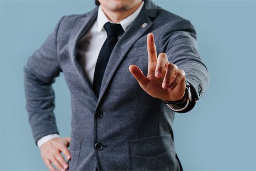 Person mit ausgestrecktem Finger und Krawatte