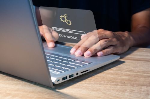Person arbeitet auf Laptop