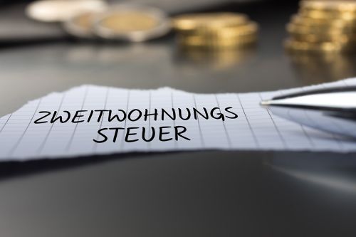 Zettel mit Beschriftung ZWEITWOHNUNGSSTEUER