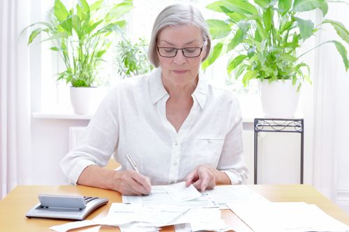 Frau bearbeitet Unterlagen